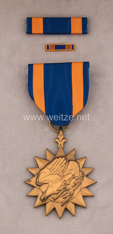USA - Air Medal in Case with Lapel Pin and Ribbon Bar Bild 2