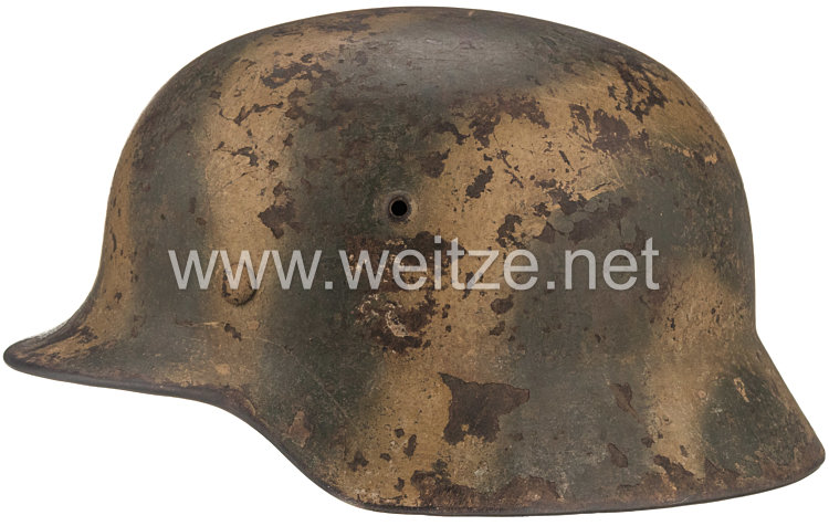Wehrmacht Stahlhelm M 40 mit Tarnlackierung und 1 Emblem  Bild 2