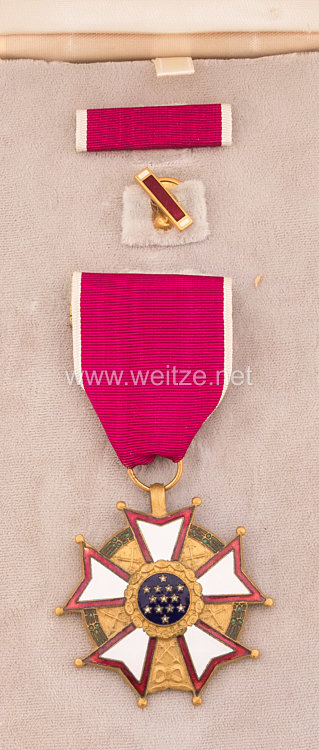 USA - Legion Of Merit Merit Medal in Case with Lapel Pin and Ribbon Bar  Bild 2