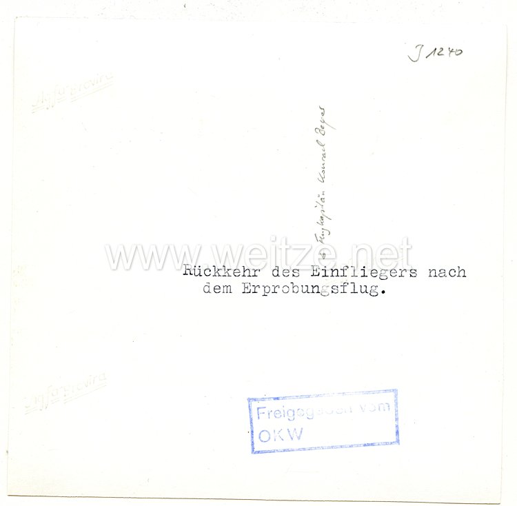 Luftwaffe Pressefoto, Rückkehr des Einfliegers nach dem Erprobungsflug Flugkapitän Konrad Beyer Bild 2