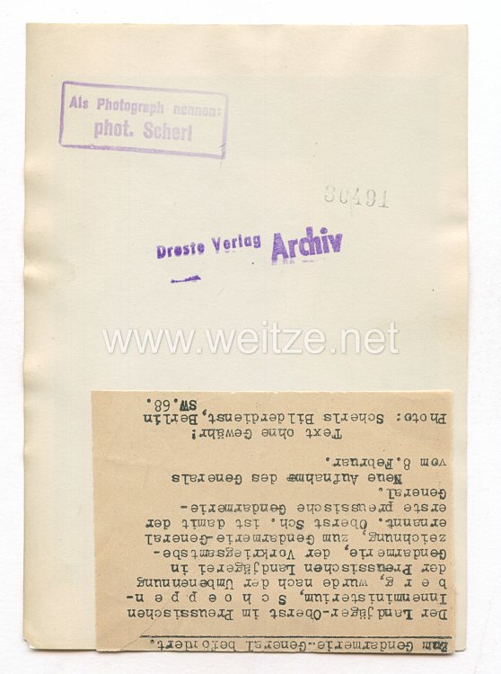 Weimarer Republik Pressefoto: Der Landjäger Oberst Schoppenberg im preußischem Innenministerium  Bild 2