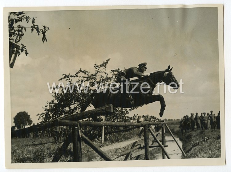 Wehrmacht Pressefoto, Rittmeister Lippert bei der großen Vielseitigkeitsprüfung des Deutschen Olympia-Komitees für Reiterei 15.6.1934 Bild 2