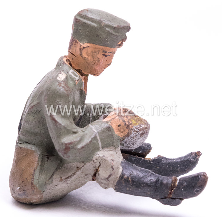 Lineol - Heer Lagerleben - Soldat mit Schiffchen sitzend essend Bild 2