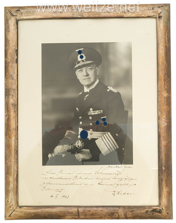 Großer Geschenk-Silberrahmen mit Portraitfoto von Großadmiral Raeder an General der Infanterie Rudolf Schmundt als Chefadjutant beim Führer, 1943 Bild 2