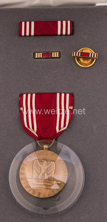 USA - Good Conduct Medal in Case with Miniature, Lapel Pin and Ribbon Bar  Bild 2