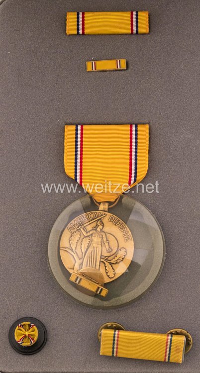 USA - Americain Defense Service Medal in Case with Lapel Pins and Ribbon Bars  Bild 2
